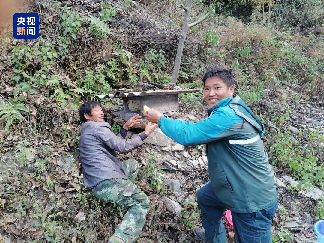 一条路，一个人，走了38年，只因乡亲们“就指望这封信”