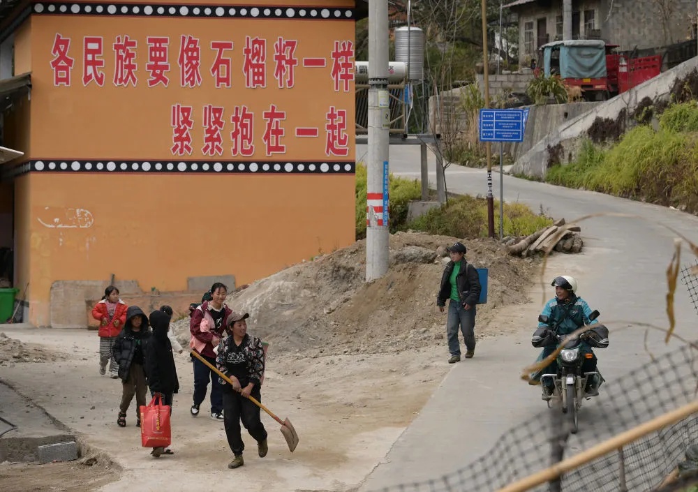 一条路，一个人，走了38年，只因乡亲们“就指望这封信”