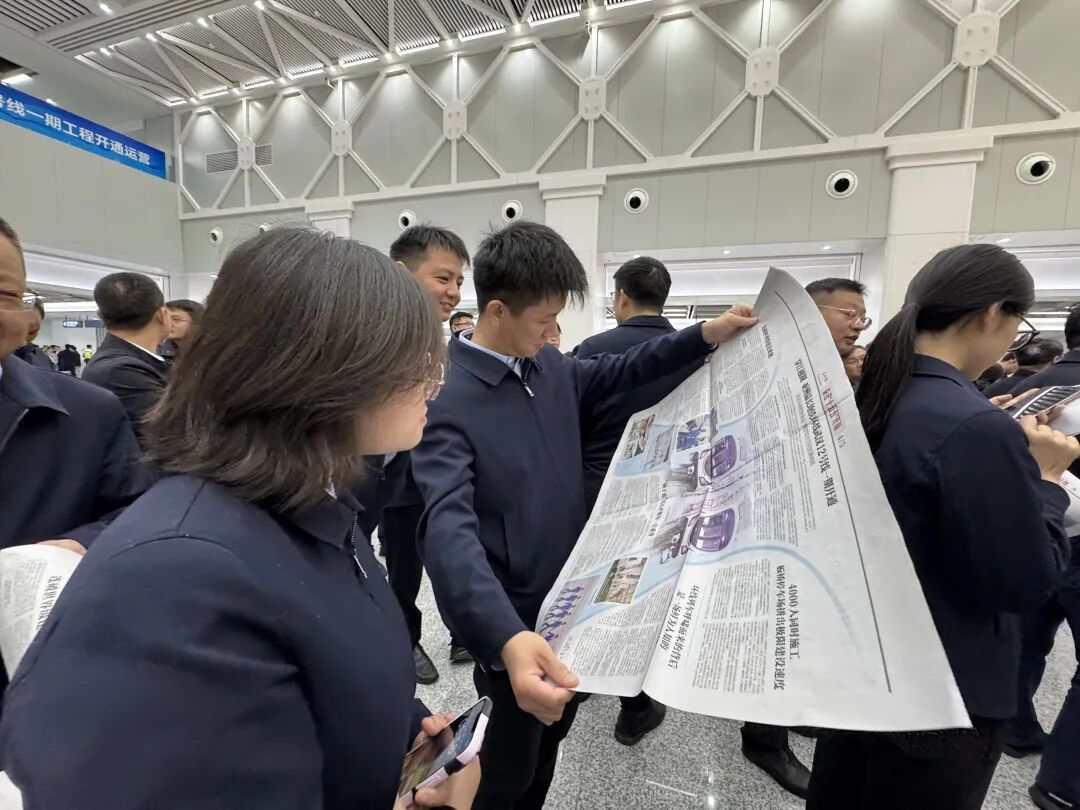 武汉首条地铁环线，今天正式开通！现场画面传来，市民直呼：终于等到了