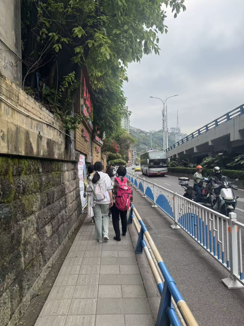 “吃轻轨”的重庆李子坝观景台，如何应对假日大客流？