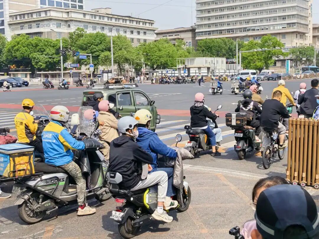 今起，北京骑乘电动车不戴头盔违法！记者现场探访