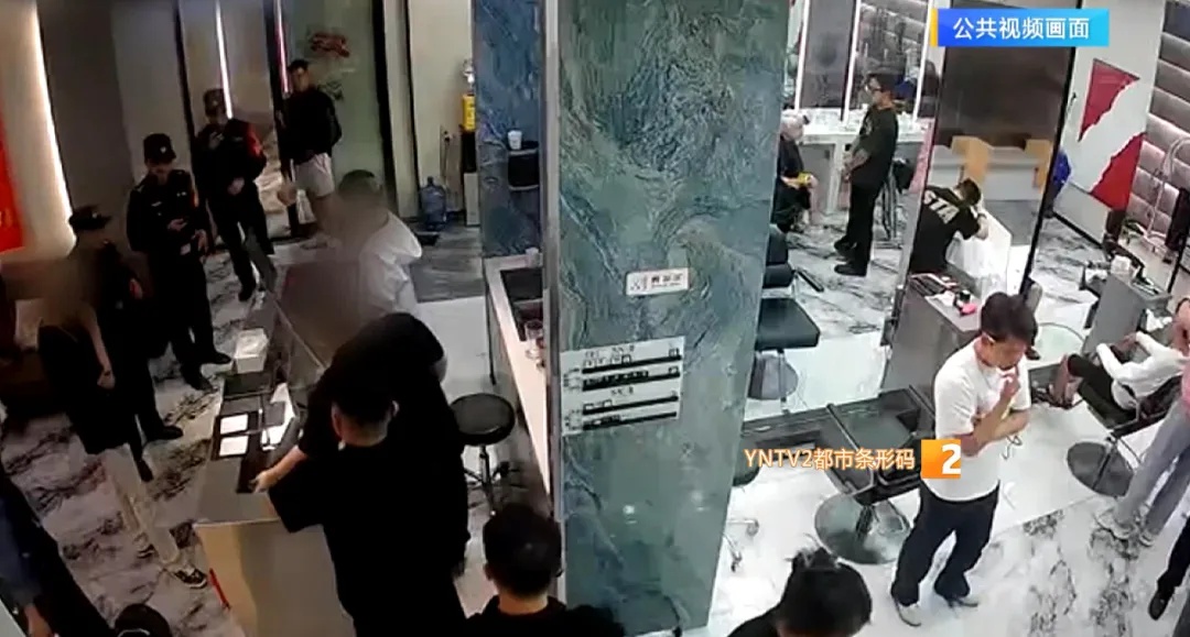 染完头发不满意发色，男子怒砸理发店电脑！