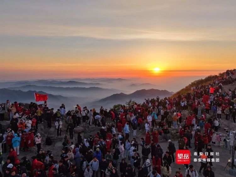 5月1日清晨，泰山顶上这一幕，是中国人才懂的浪漫！