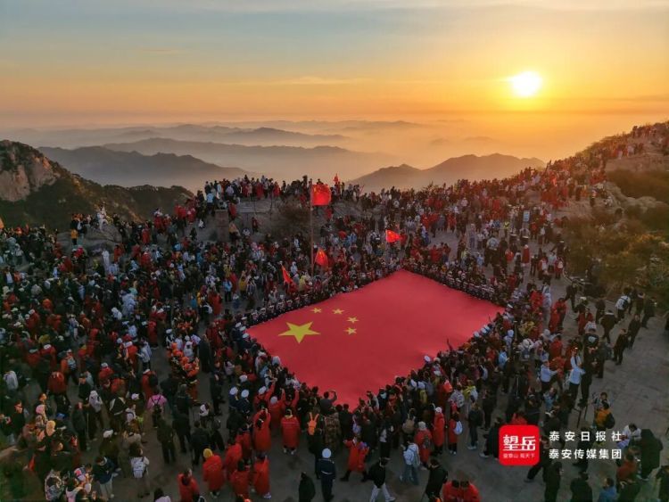 5月1日清晨，泰山顶上这一幕，是中国人才懂的浪漫！