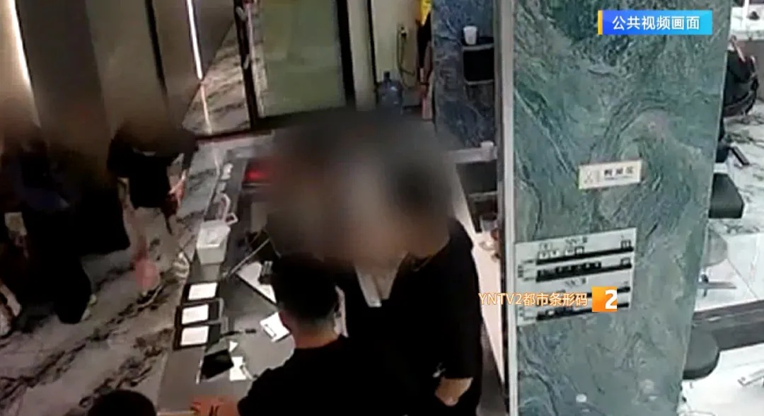 染完头发不满意发色，男子怒砸理发店电脑！