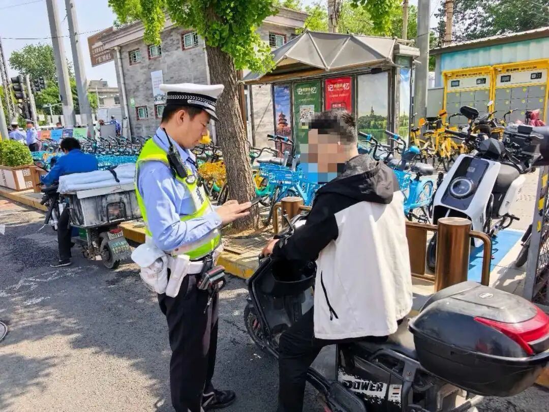 今起，北京骑乘电动车不戴头盔违法！记者现场探访
