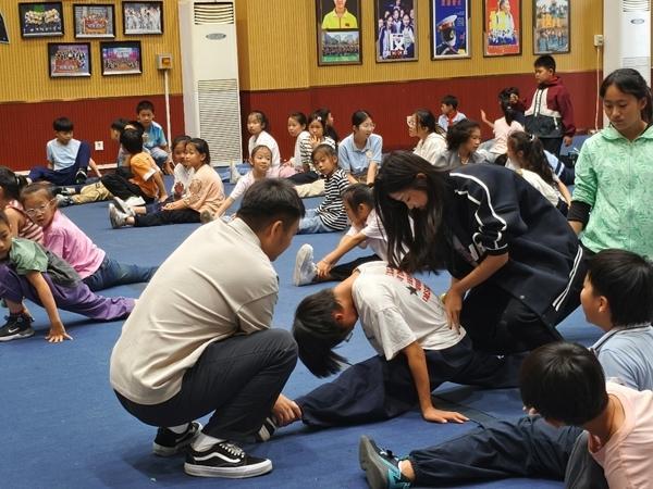 当一位小学体育老师决定给孩子们拍电影