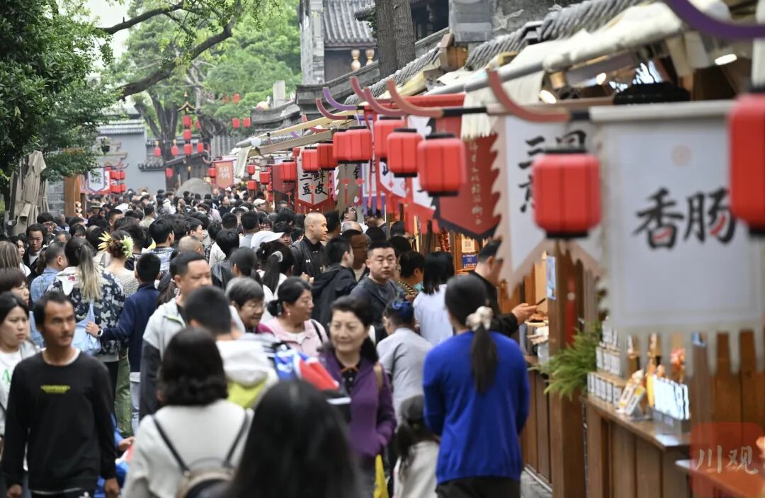 这个五一，成都火到全国前三！明后天，多条航线机票价格大跳水