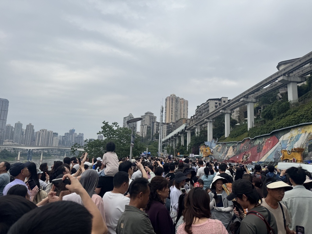 “吃轻轨”的重庆李子坝观景台，如何应对假日大客流？