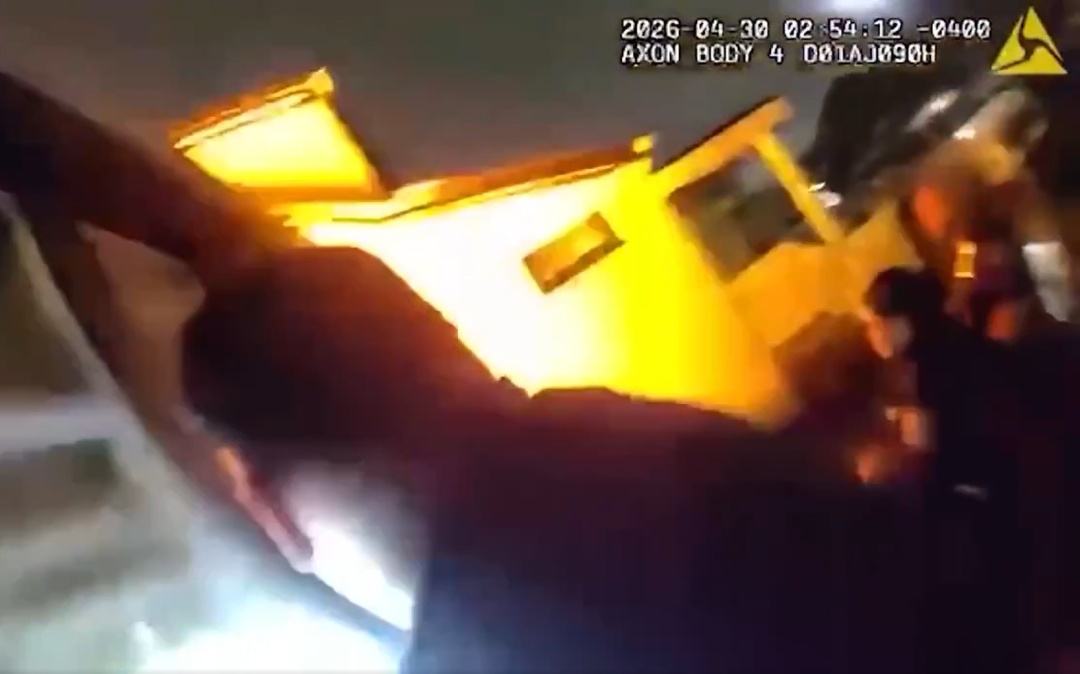 美国纽约一男子持刀入室，警察接警上门瞬间屋内爆炸，8名警察受伤