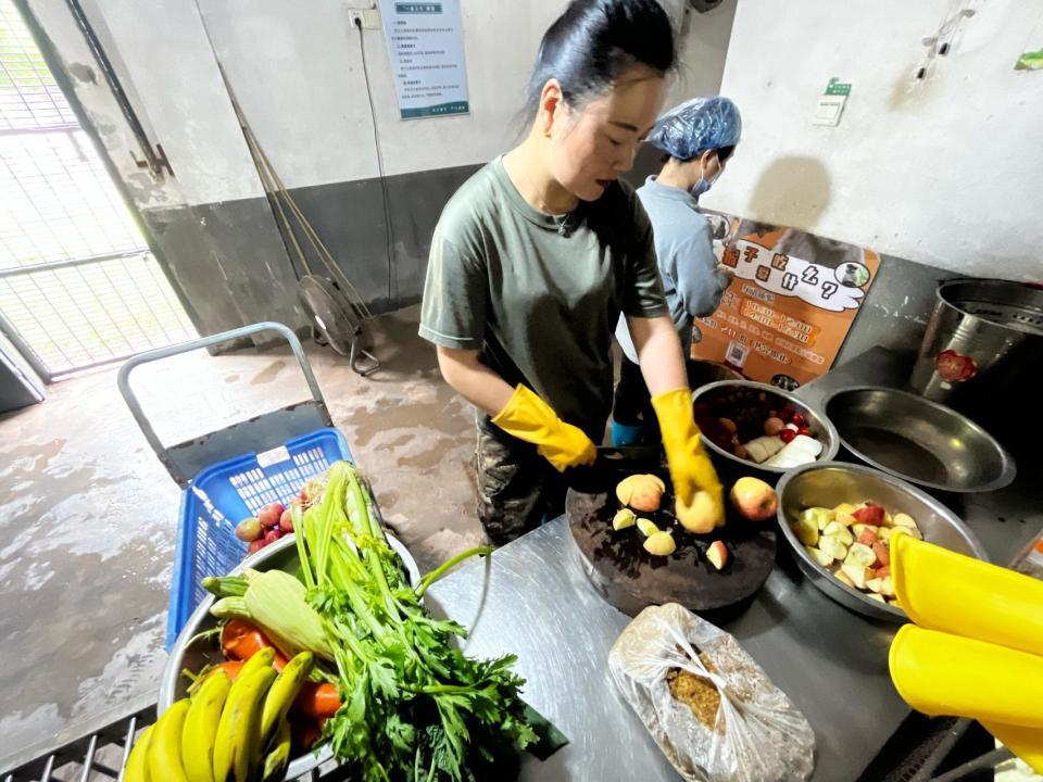凌晨五点的“动物食堂”，探访长沙生态动物园配料班班长李磊，为3000余只动物备餐
