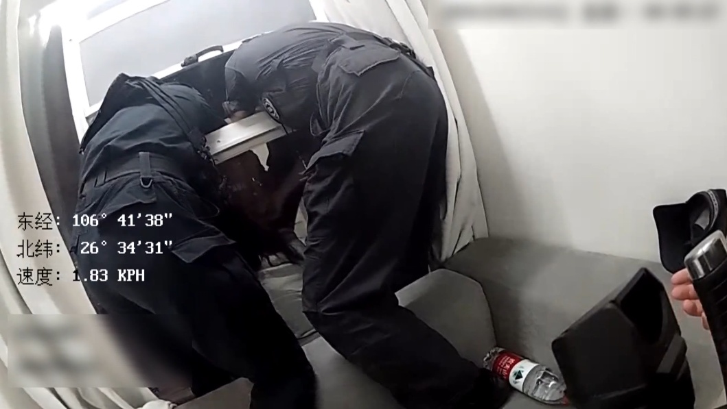 女子凌晨4点身悬20米高空窗外，贵阳民警从一道20厘米的缝隙将其拉回...