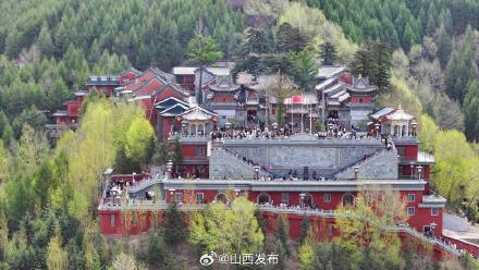 五一假期首日 五台山迎来客流高峰