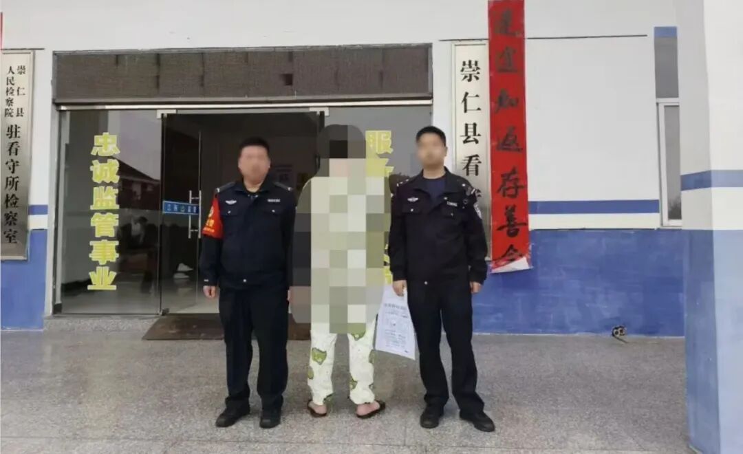 河边男子步态诡异，几名学生直接报警！