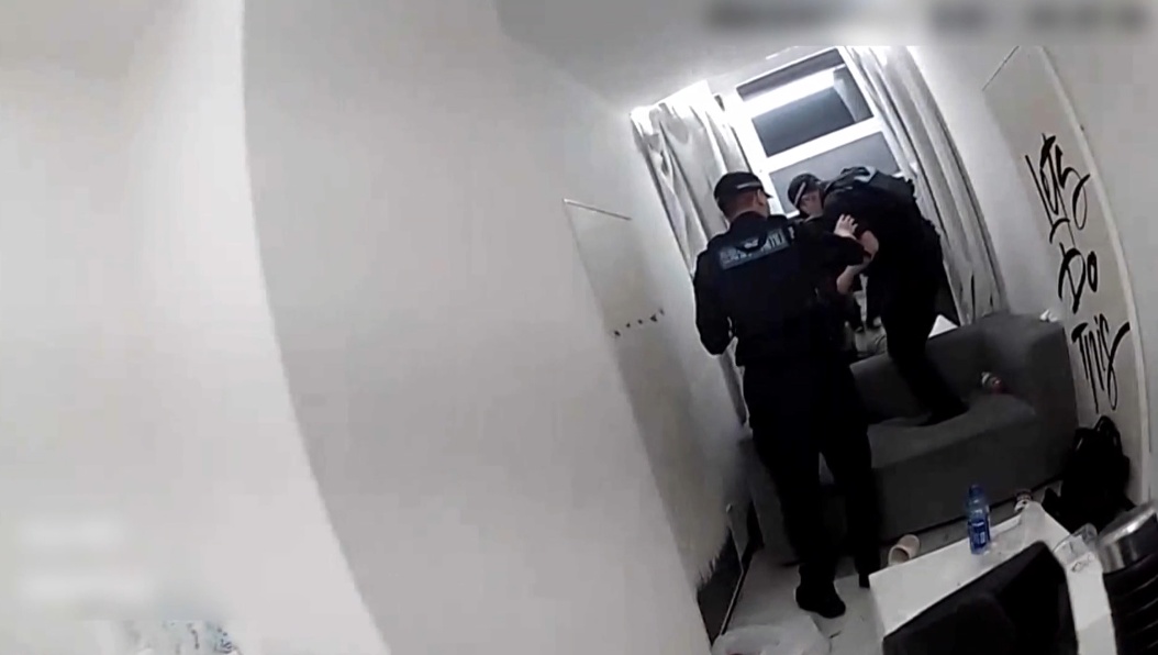 女子凌晨4点身悬20米高空窗外，贵阳民警从一道20厘米的缝隙将其拉回...