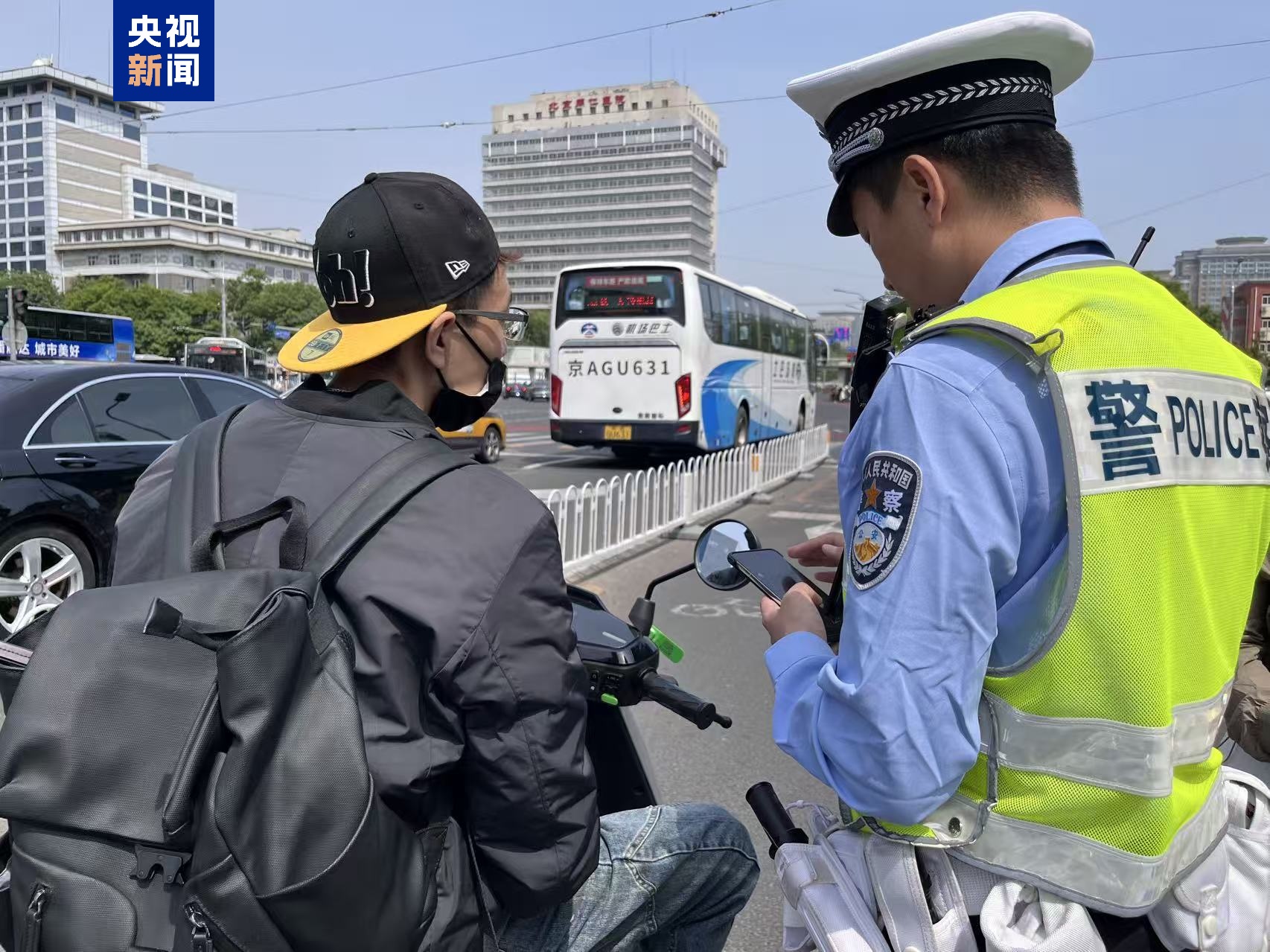 新规实施首日 近八成北京电动车骑乘者戴头盔