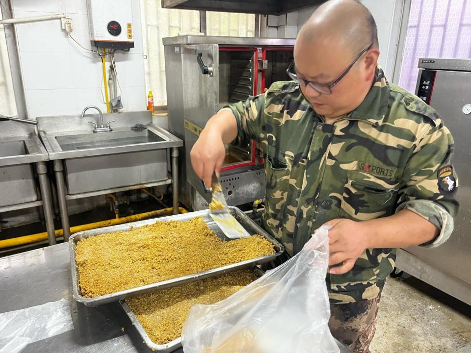 凌晨五点的“动物食堂”，探访长沙生态动物园配料班班长李磊，为3000余只动物备餐