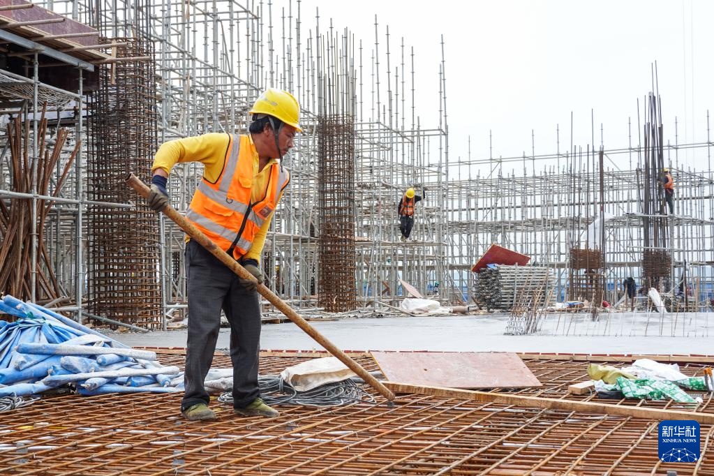 湖南长沙：重点工程施工忙