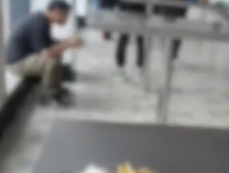 效仿国外？公司食堂没有椅子，员工全部站着吃饭！网友吵翻…