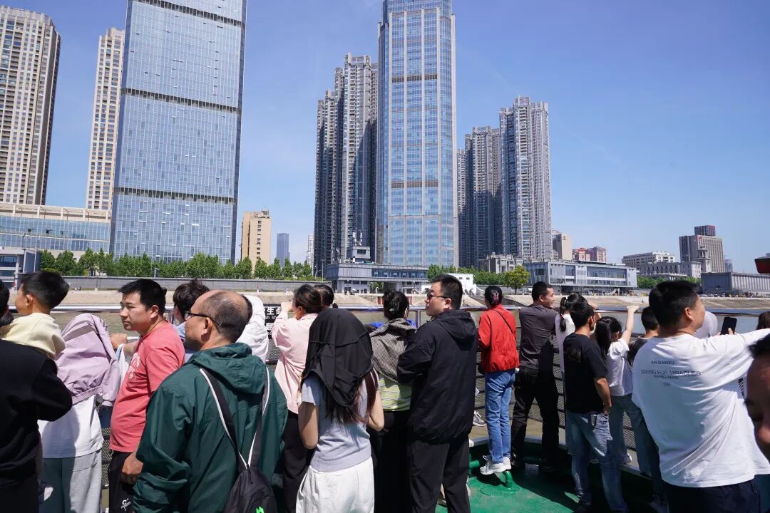 票价1.5元，武汉顶流回归！数百米长队现场排了1小时，全天近5万人涌入，“今天人会更多”