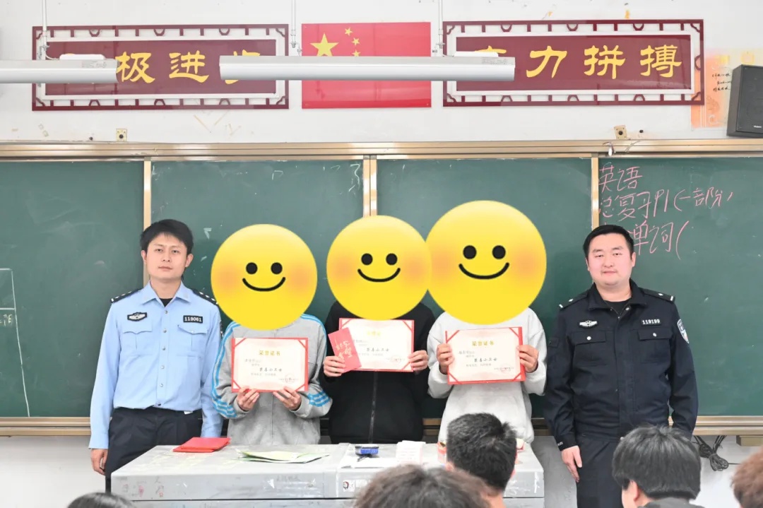 河边男子步态诡异，几名学生直接报警！