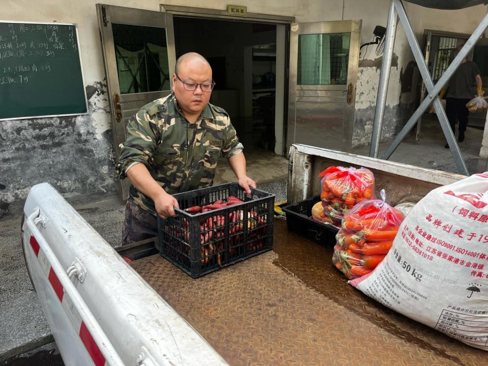 凌晨五点的“动物食堂”，探访长沙生态动物园配料班班长李磊，为3000余只动物备餐