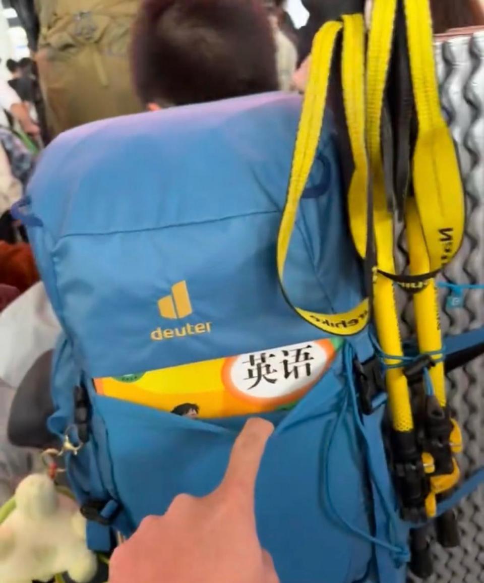 网友五一偶遇小孩哥背英语书去徒步，妈妈回应：纯粹作业没做完，人正在高铁赶作业