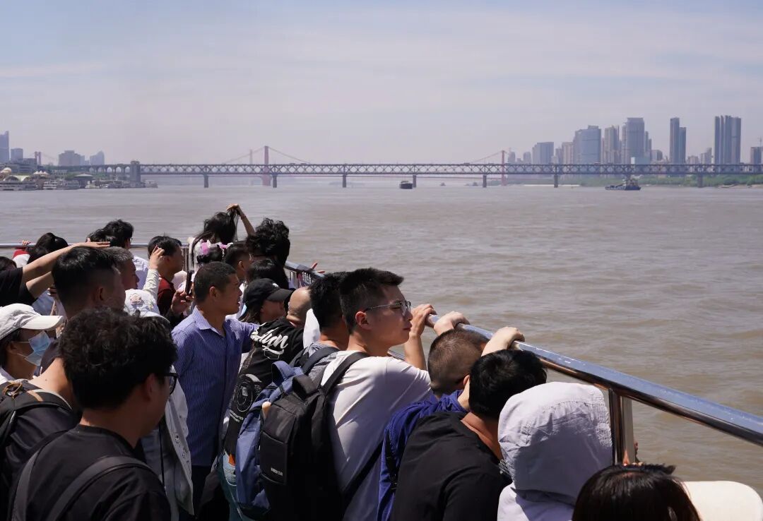 票价1.5元，武汉顶流回归！数百米长队现场排了1小时，全天近5万人涌入，“今天人会更多”