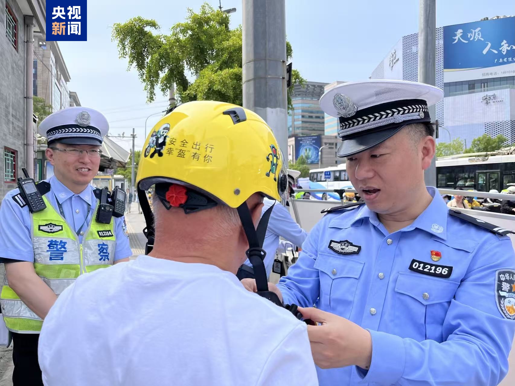 新规实施首日 近八成北京电动车骑乘者戴头盔