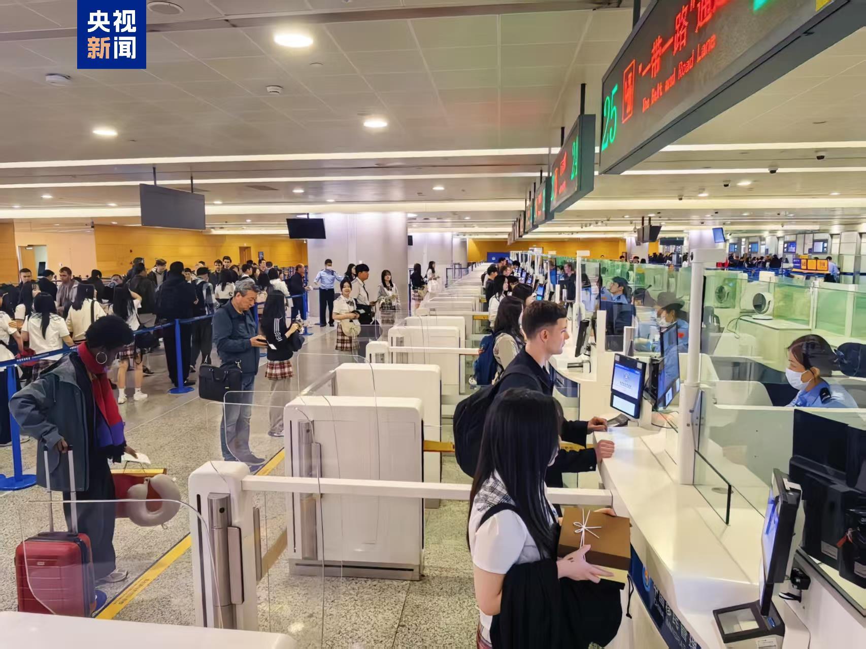 “五一”小长假首日 上海机场、邮轮、港口全线火热