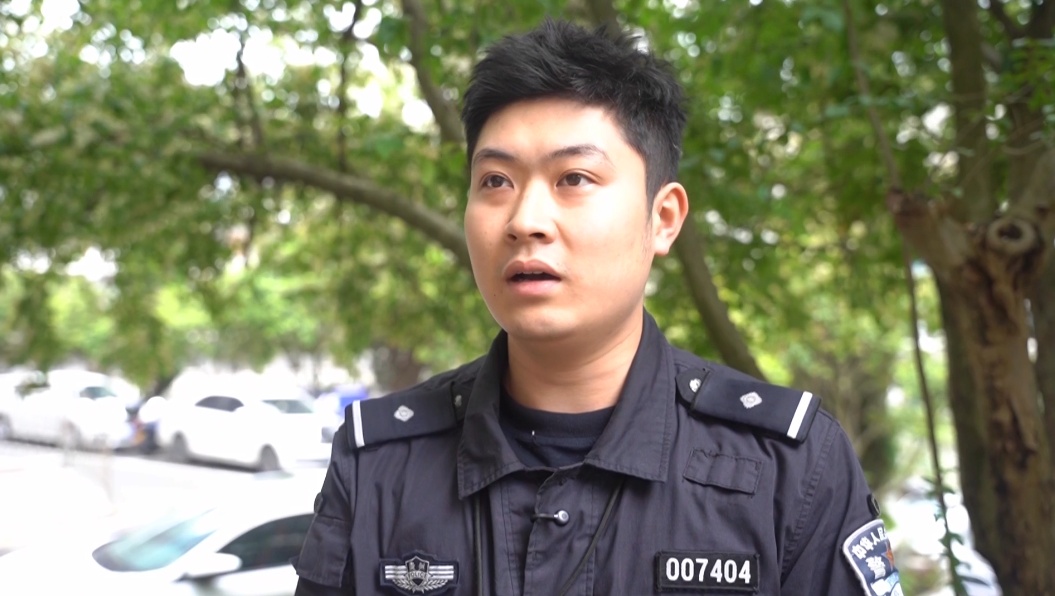 女子凌晨4点身悬20米高空窗外，贵阳民警从一道20厘米的缝隙将其拉回...