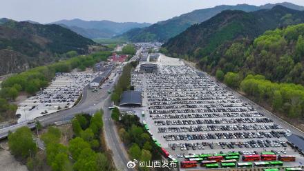 五一假期首日 五台山迎来客流高峰