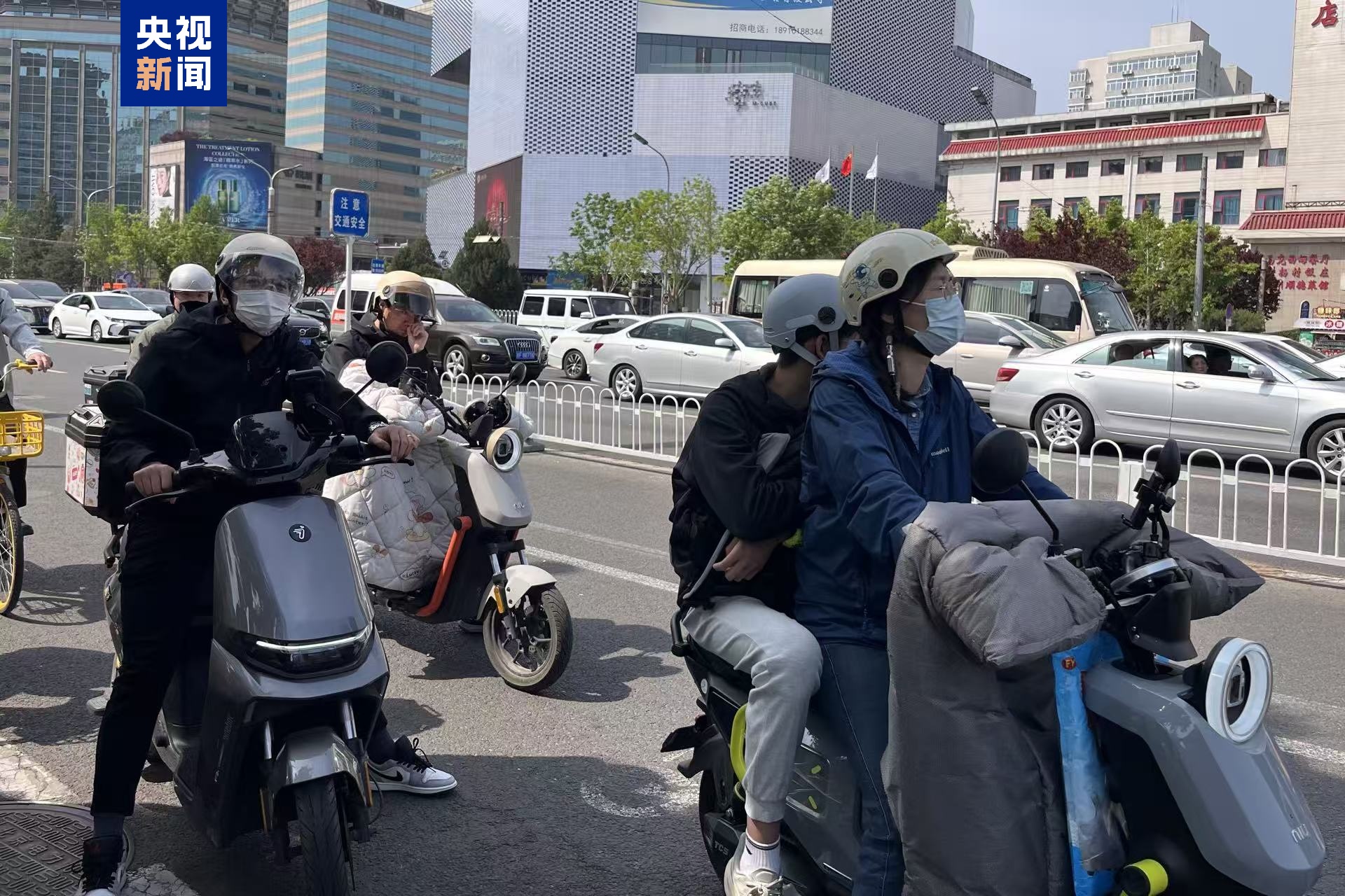 新规实施首日 近八成北京电动车骑乘者戴头盔