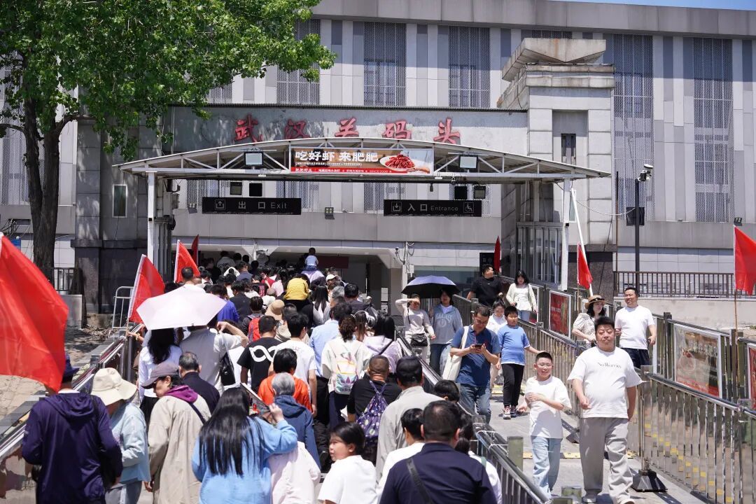 票价1.5元，武汉顶流回归！数百米长队现场排了1小时，全天近5万人涌入，“今天人会更多”
