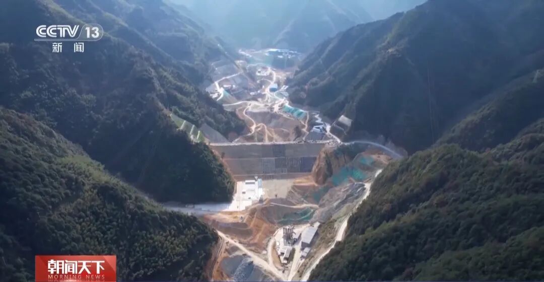 相当于将200多层楼的高度垂直嵌入山体！刷新纪录，全线贯通！