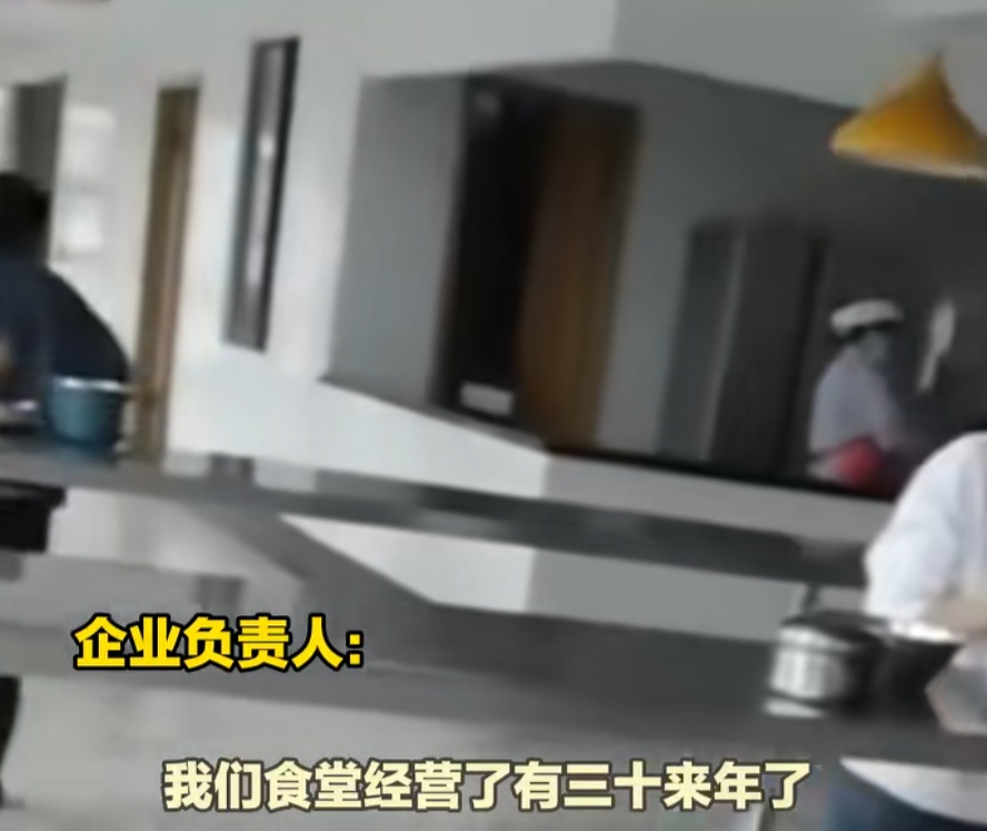 效仿国外？公司食堂没有椅子，员工全部站着吃饭！网友吵翻…