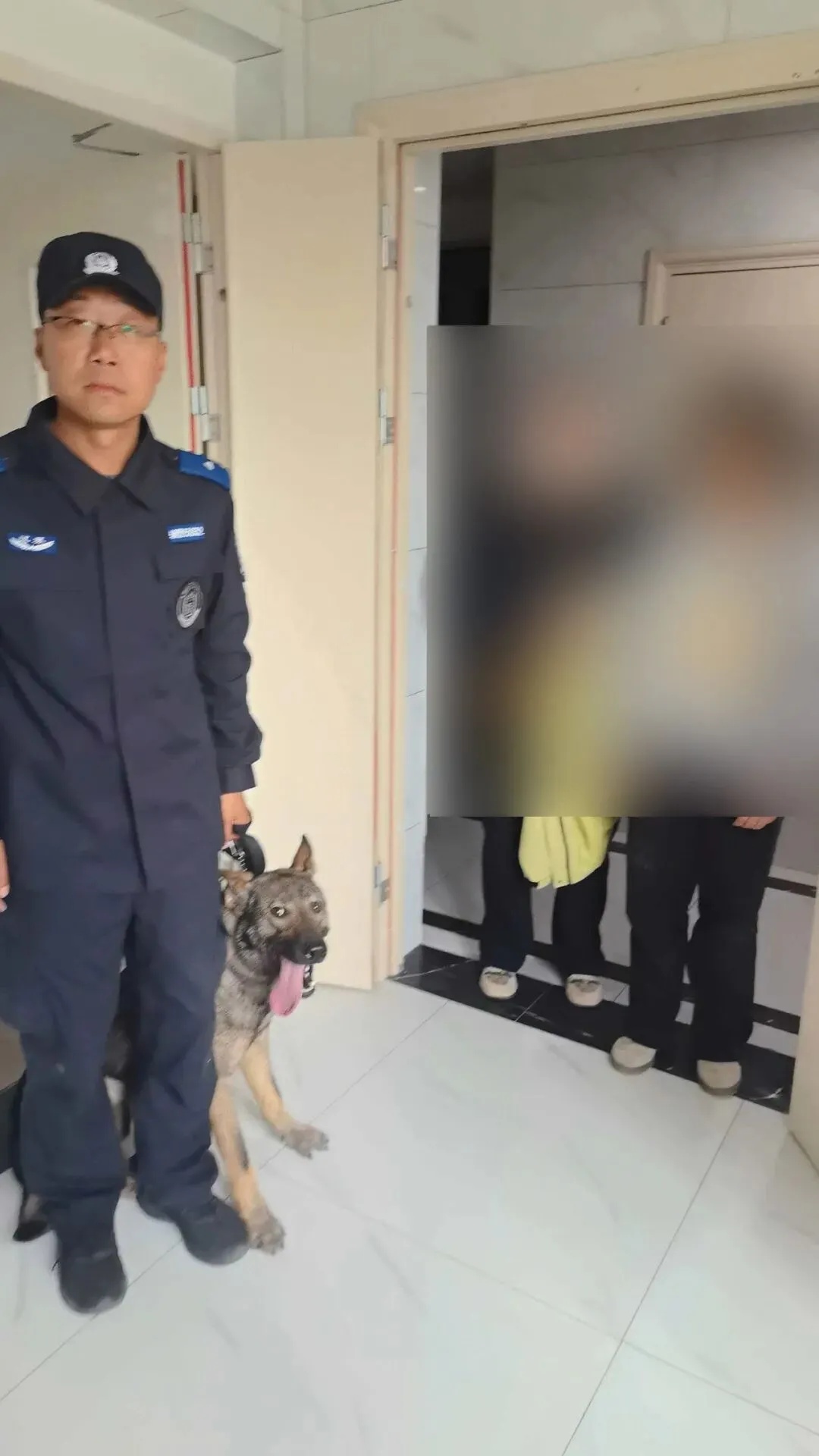 在10楼楼梯间的电表箱前，警犬突然停住了，民警打开一看，女孩正蜷缩在里面