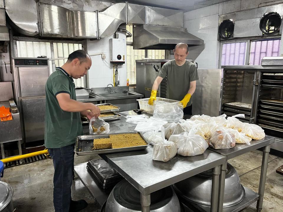 凌晨五点的“动物食堂”，探访长沙生态动物园配料班班长李磊，为3000余只动物备餐