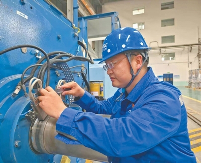 放弃主任设计师岗位，他为何到车间一线“自找苦吃”？