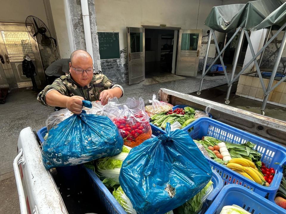 凌晨五点的“动物食堂”，探访长沙生态动物园配料班班长李磊，为3000余只动物备餐