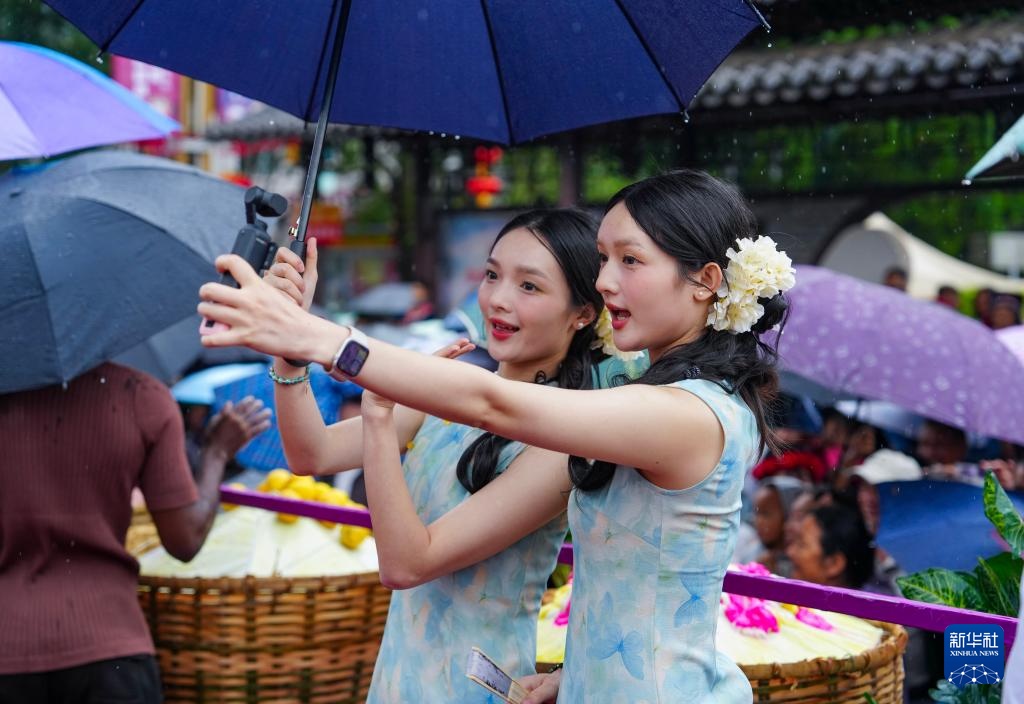 云南墨江举办双胞胎节