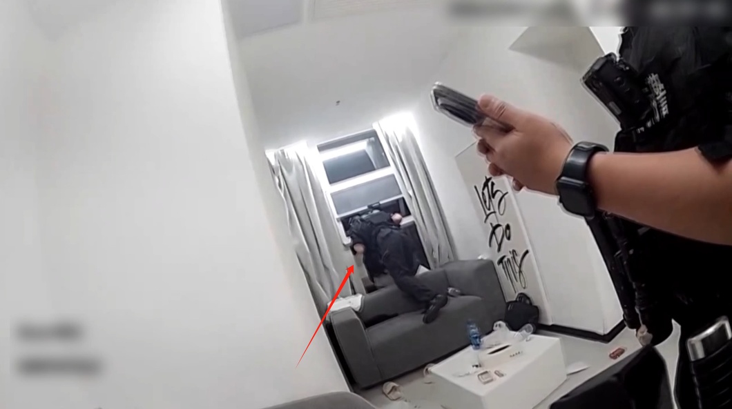 女子凌晨4点身悬20米高空窗外，贵阳民警从一道20厘米的缝隙将其拉回...