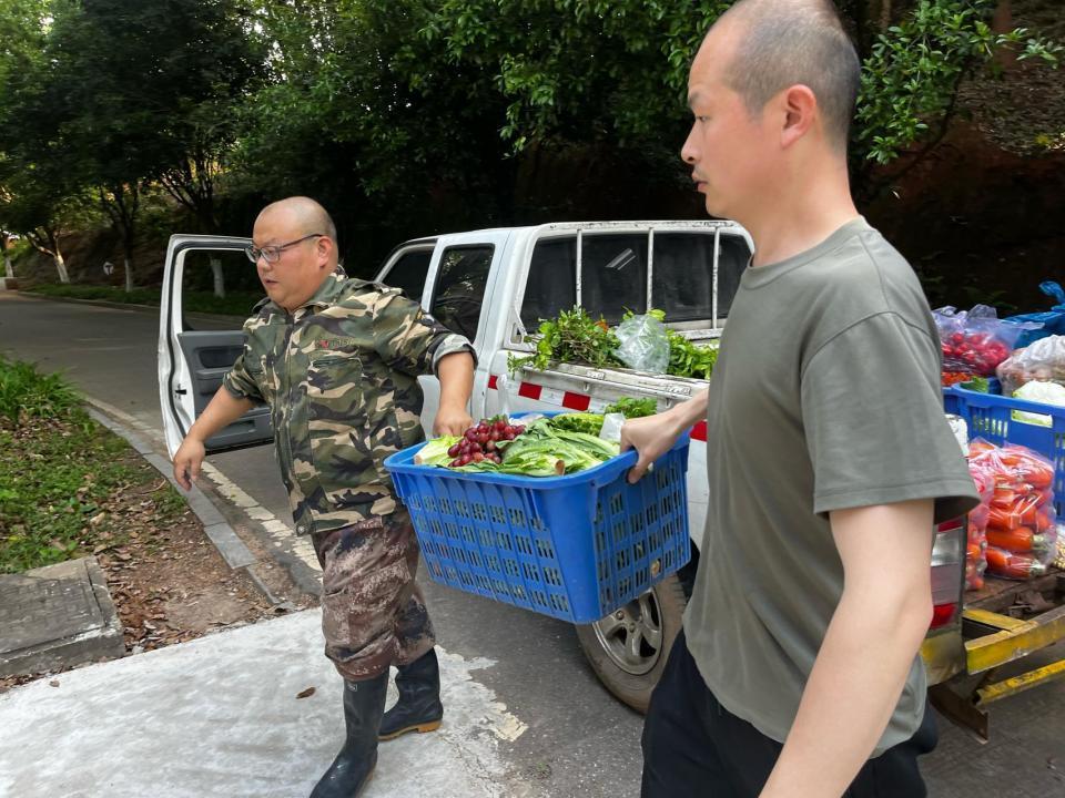 凌晨五点的“动物食堂”，探访长沙生态动物园配料班班长李磊，为3000余只动物备餐