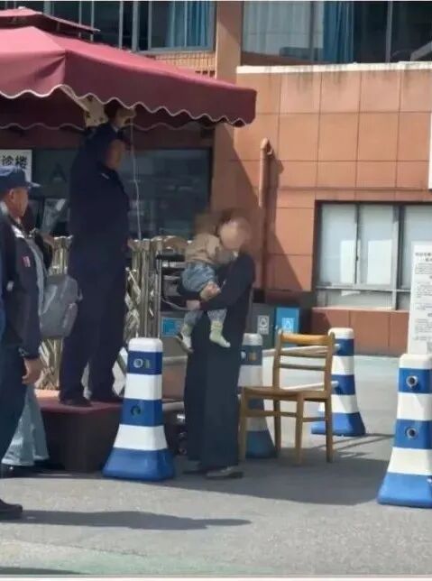 无数网友点赞！浙大儿院一保安被表扬，当事人：这没什么，每天就是这么做的