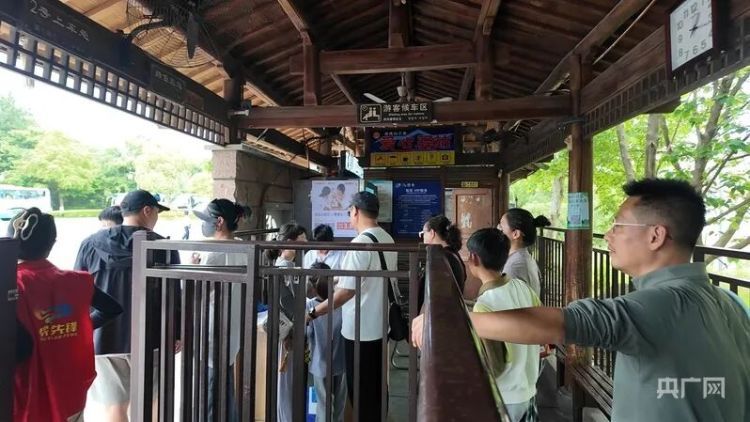 摆渡车问题被点名后，龙虎山景区现状如何？记者暗访→