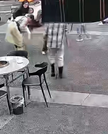 1岁女童被异物卡喉，成都一女店主冲出急救：事后手都在抖，但又觉得自己好勇敢