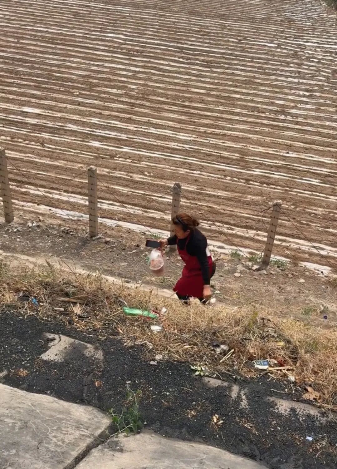 一个敢点一个敢送！女子高速堵车点外卖，老板穿着围裙开着车，穿过农田爬上护坡送达