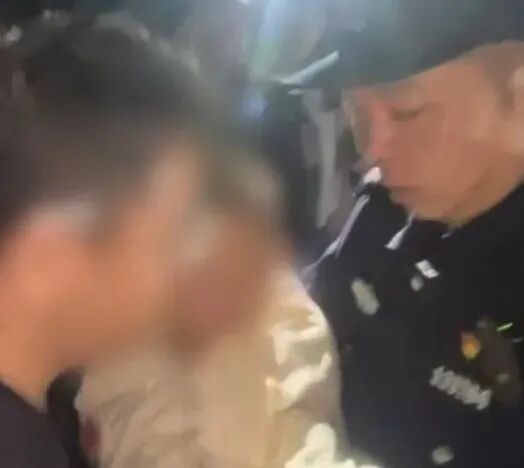 6岁男童滑落山崖，坠入岩壁夹缝，离江面仅半米！正值江水涨潮，30余人紧急营救——