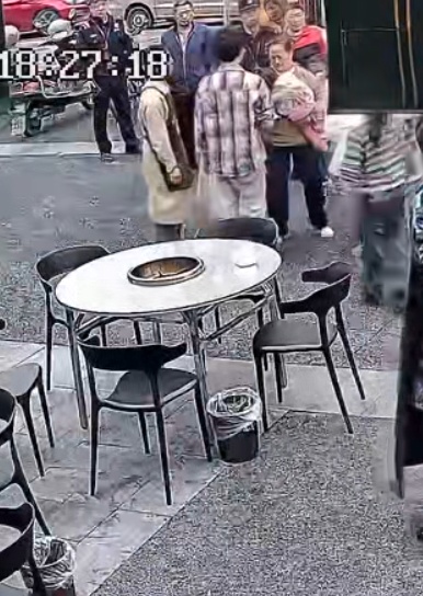1岁女童被异物卡喉，成都一女店主冲出急救：事后手都在抖，但又觉得自己好勇敢