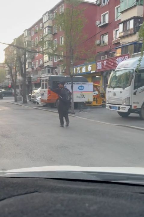 沈阳一男子被残障人士领去超市，花6块5买可乐：他高兴，老板娘高兴，我也高兴